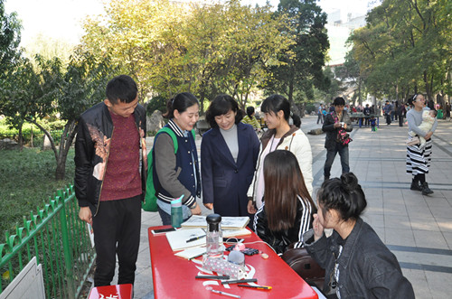 陳校長和專業(yè)教師一起點(diǎn)評學(xué)生作業(yè)3_副本.jpg