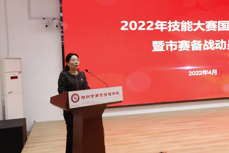 副校長陳紅霞鼓勵(lì)參賽選手.JPG