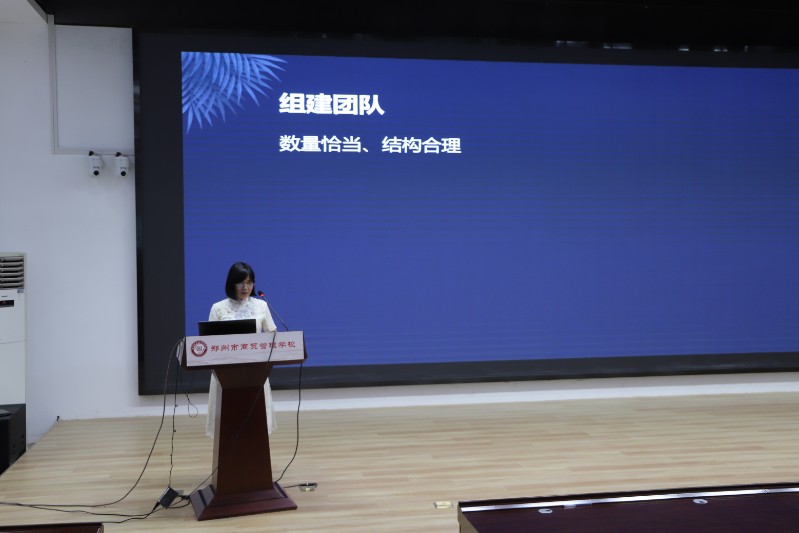董艷鄂老師點評學(xué)校精品課程展示.JPG