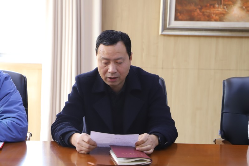 教科室主任張文遠(yuǎn)總結(jié)師徒結(jié)對活動(dòng).JPG