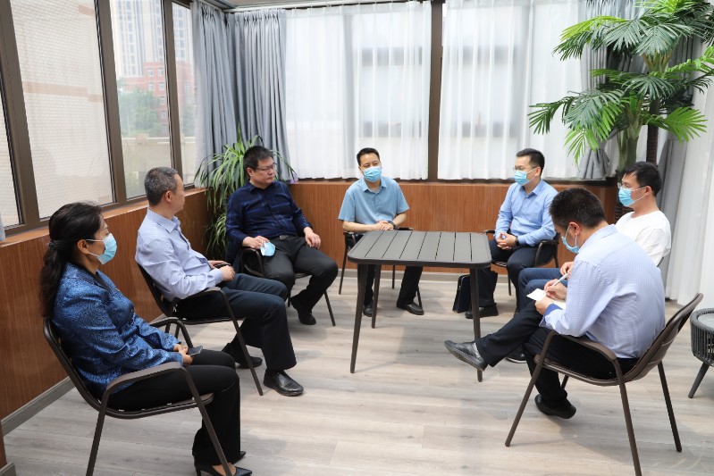 驗(yàn)收小組專家朱紅濤反饋圖書館驗(yàn)收情況.JPG