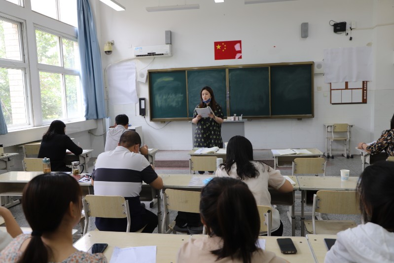 系部副主任孫曉萌點評青年教師無生授課情況.JPG