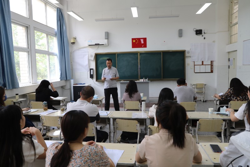 教科室主任張文遠總結(jié)考評過程.JPG