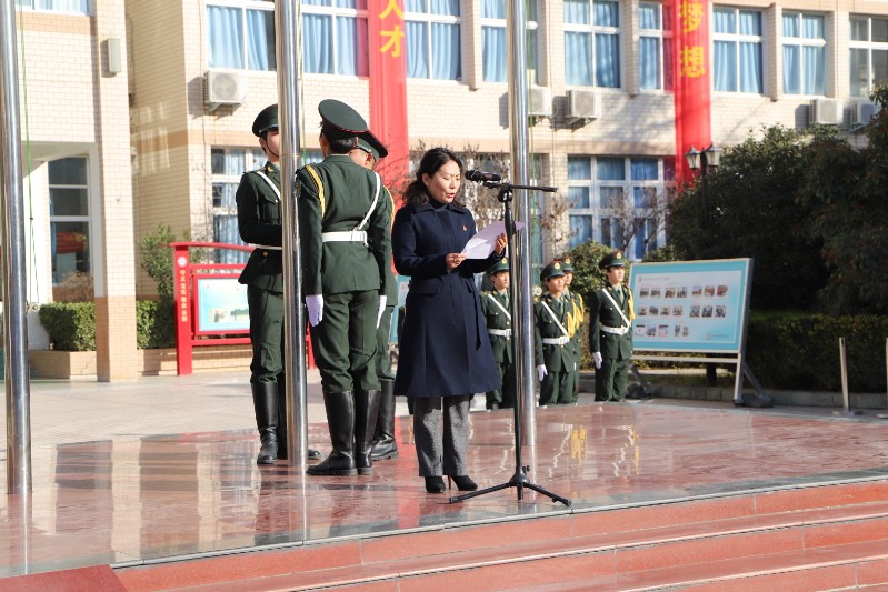 副校長(zhǎng)陳紅霞宣讀表彰學(xué)生名單.JPG