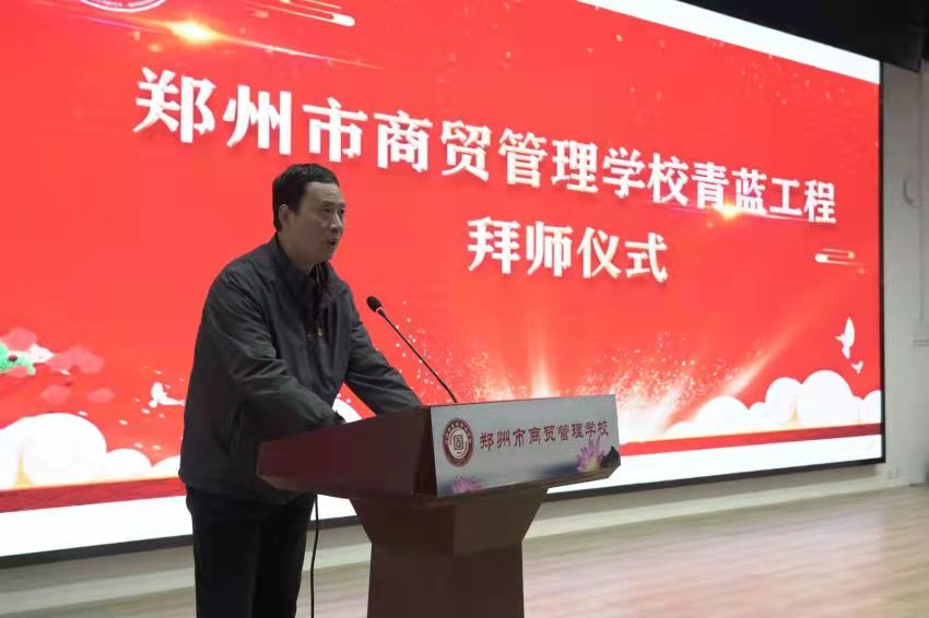 教科室主任張文遠(yuǎn)宣讀師徒結(jié)對(duì)名單.jpg