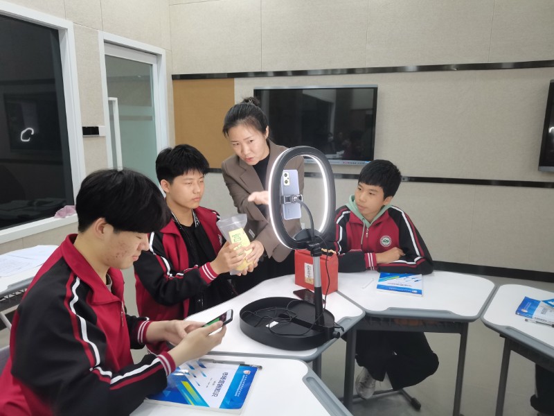 范嬌艷指導學生做直播.jpg