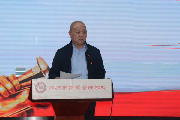 學(xué)校黨總支紀(jì)檢委員、工會(huì)主席張震部署全面從嚴(yán)治黨工作.png