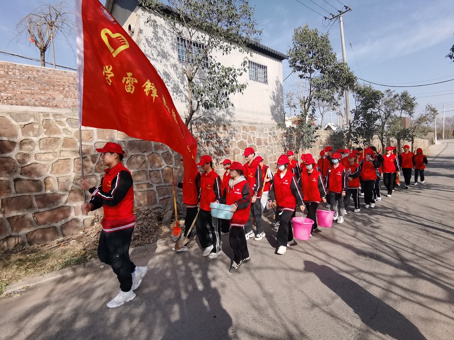 隊員們列隊前往植樹點.jpg