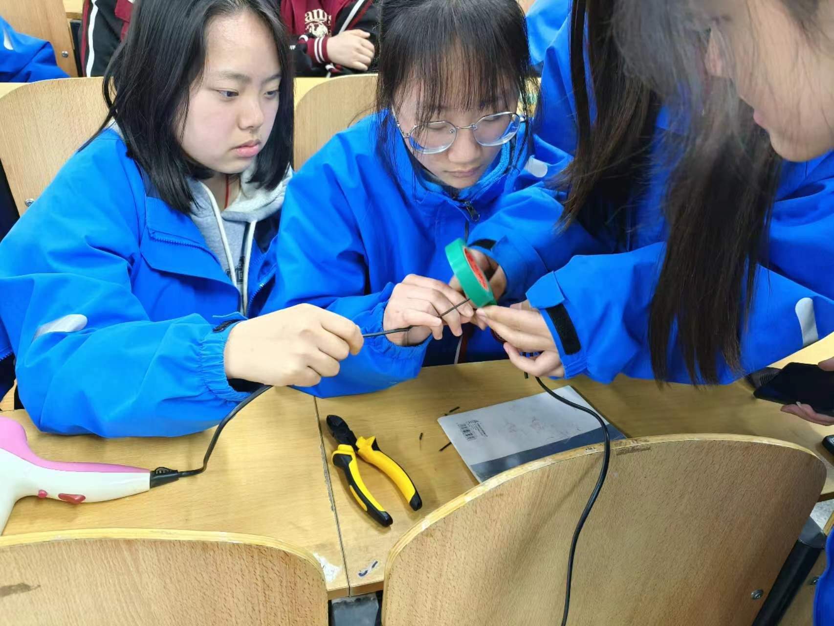 電器維修課同學(xué)們?cè)趧?dòng)手操作.jpg