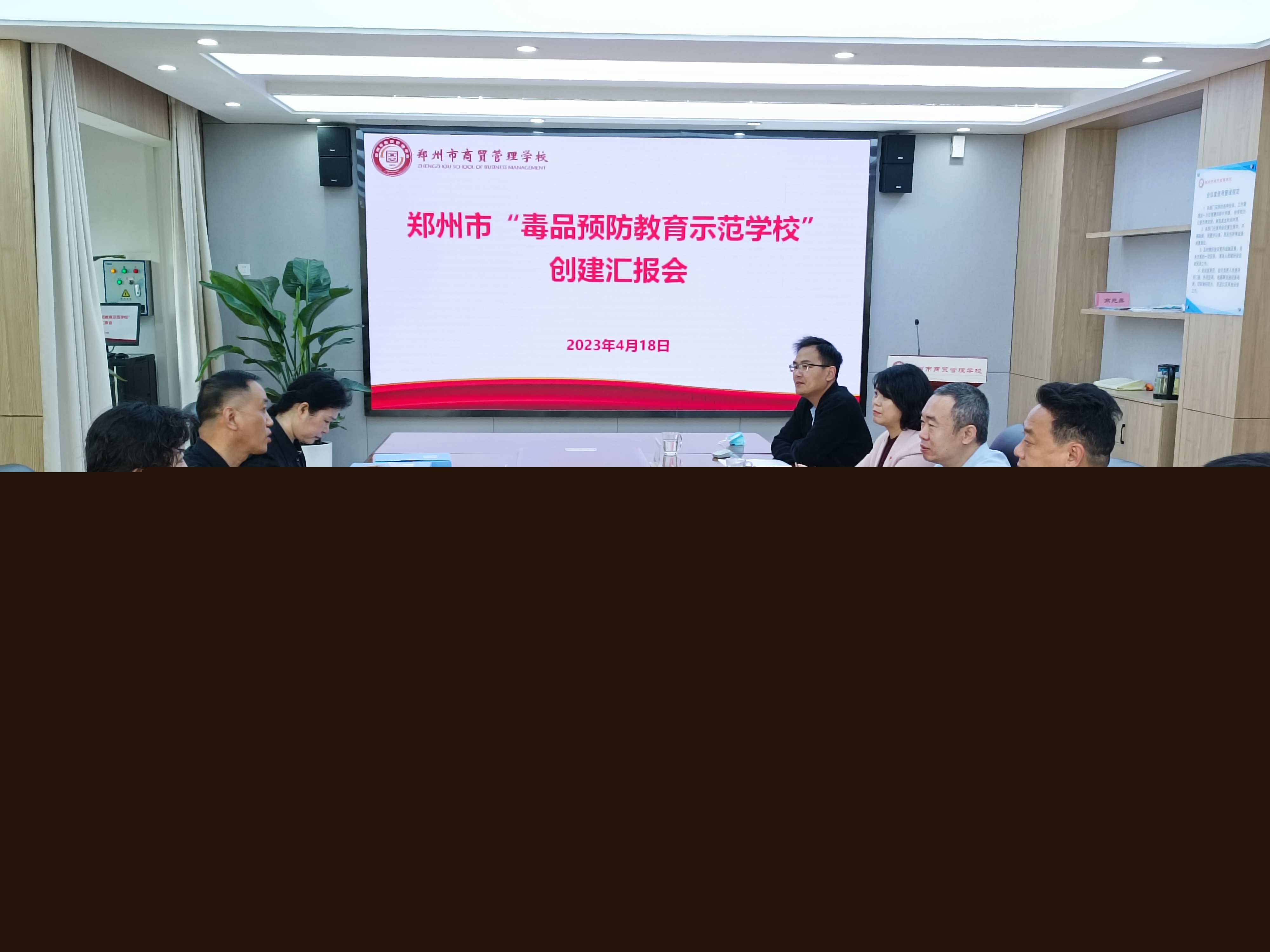 韓敏利警官對學(xué)校毒品預(yù)防教育工作提出建議.jpg