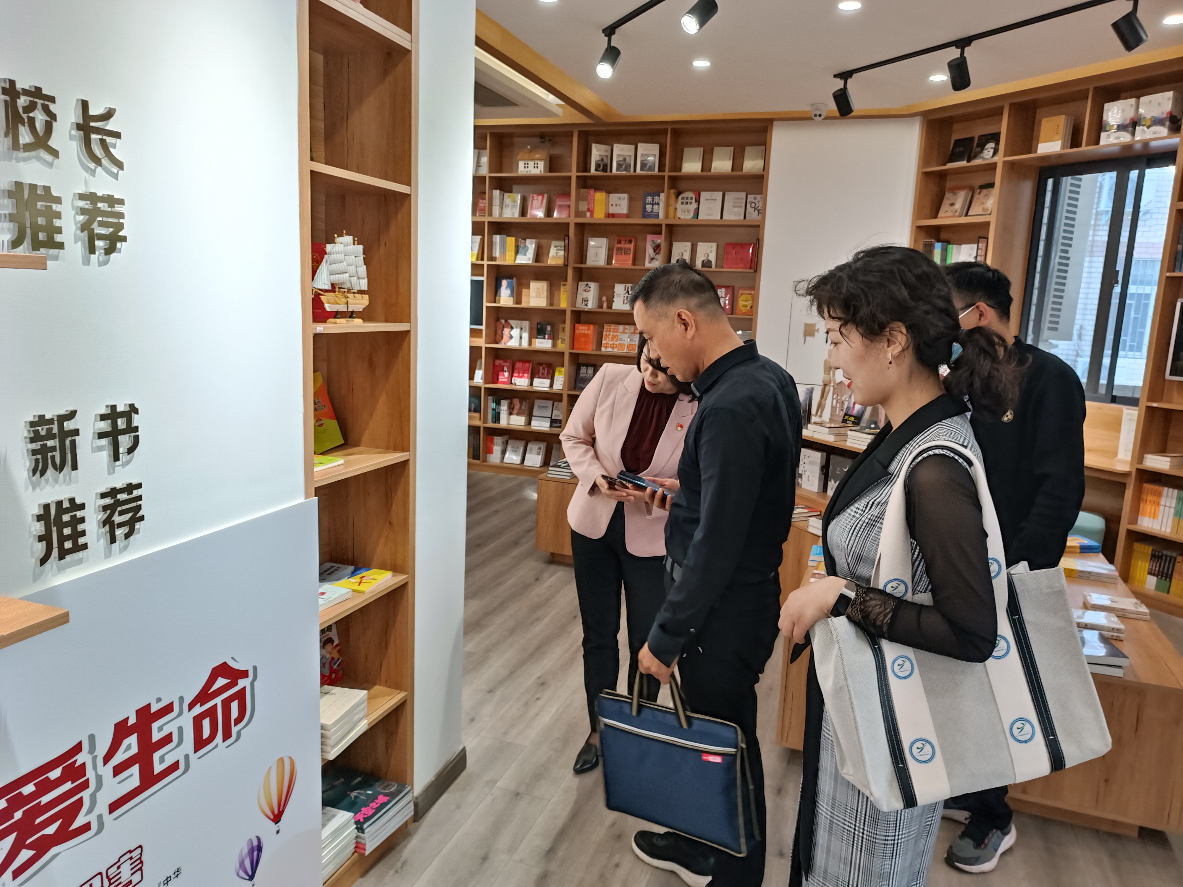 向驗收組同志介紹學(xué)校毒品圖書角.jpg