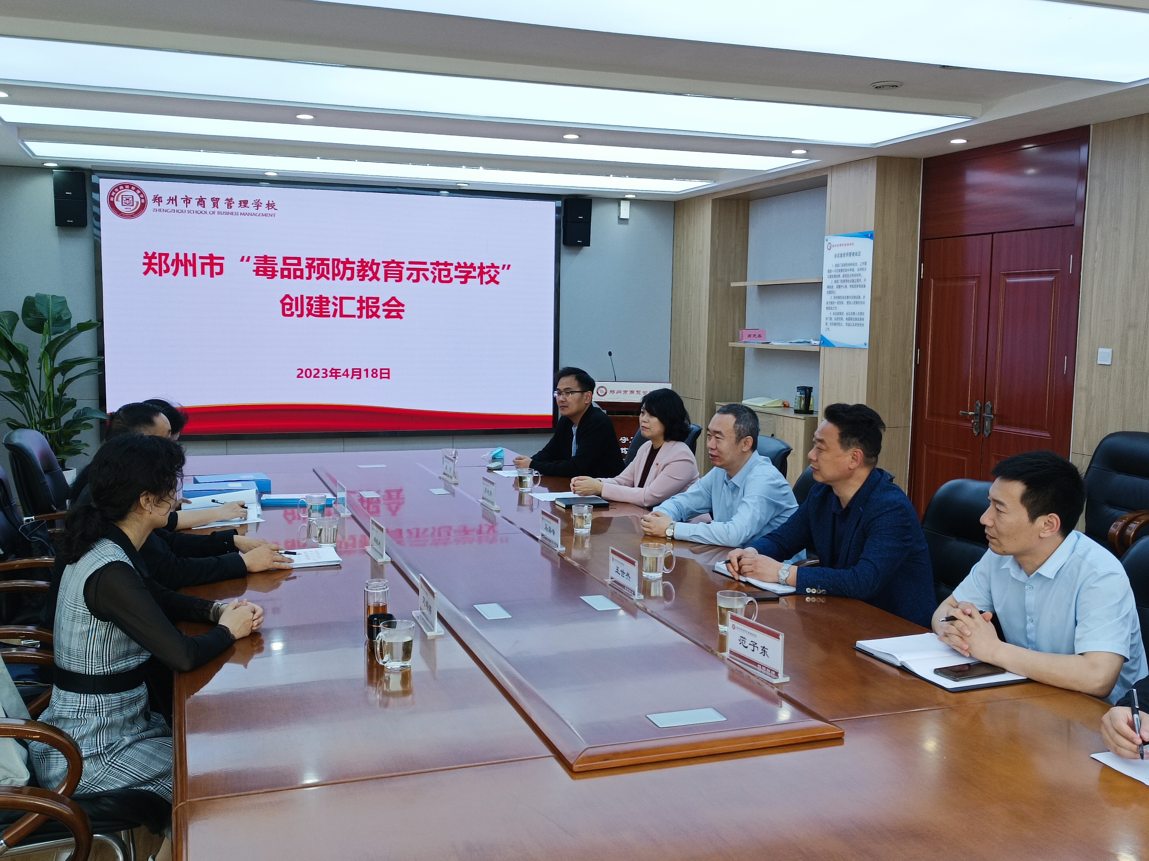 學(xué)校黨總支書記、校長馬海峰歡迎韓敏利一行蒞臨.jpg