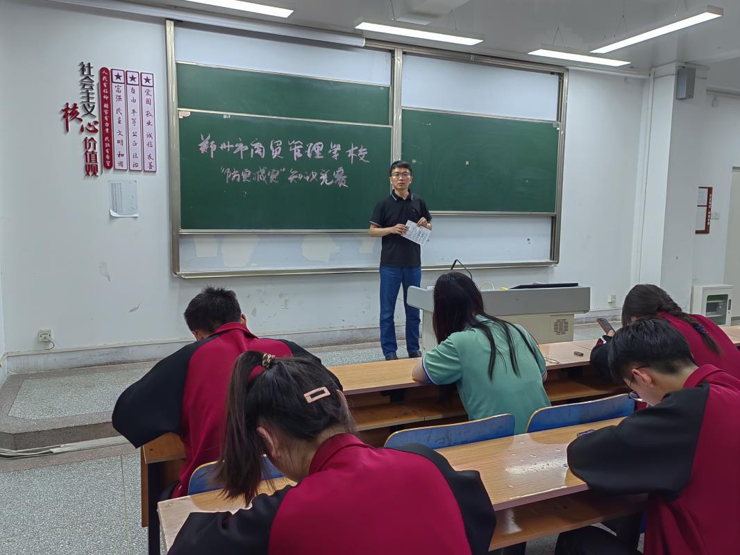 監(jiān)考教師講述競賽作答流程.jpg