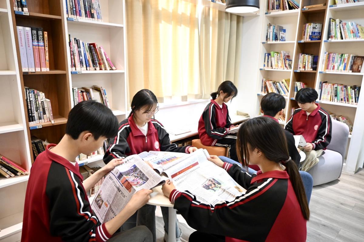 學生在閱覽室看報.jpg