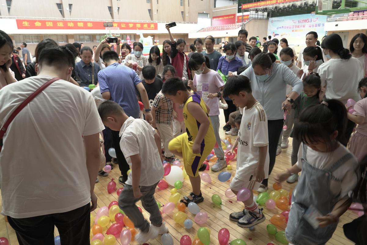 大家尋找氣球里的獎(jiǎng)品，場面激烈.JPG