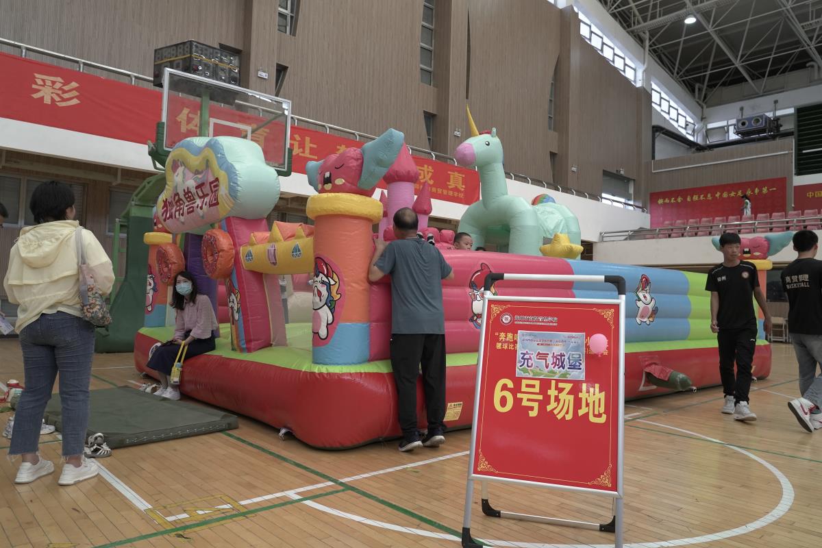 體驗(yàn)游戲充氣城堡.JPG
