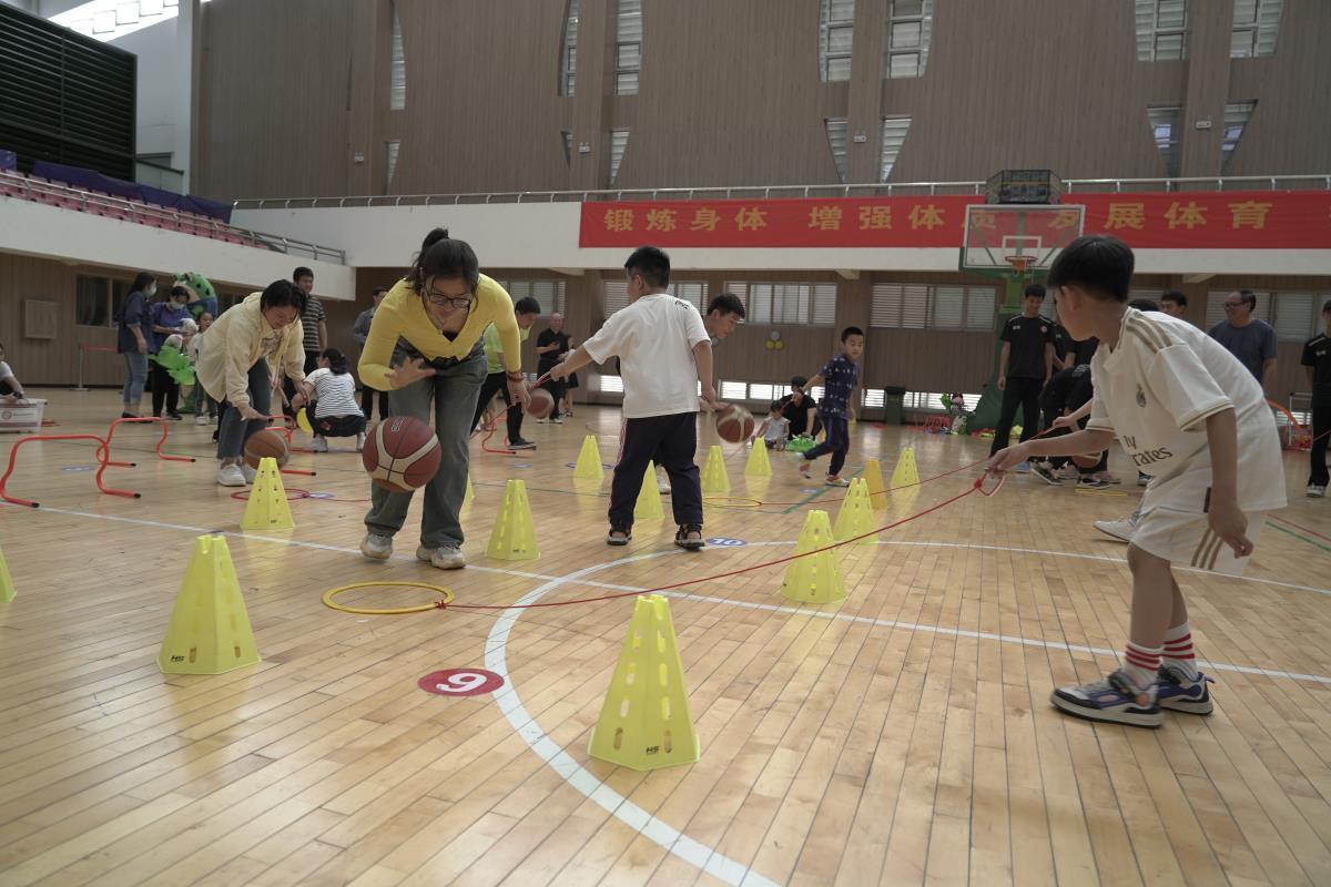 親子集體游戲小螞蟻運(yùn)球.jpg