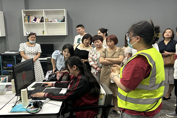 學(xué)生向家長(zhǎng)介紹實(shí)訓(xùn)室_副本.jpg