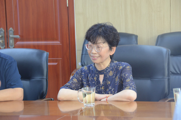 退休教師黃福香發(fā)言.jpg