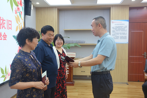 學(xué)校黨總支書記、校長馬海峰為退休教師發(fā)放退休證.jpg