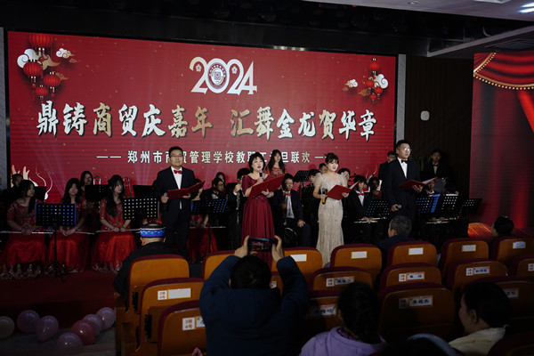 主持人宣布聯(lián)歡會(huì)開始_副本.jpg