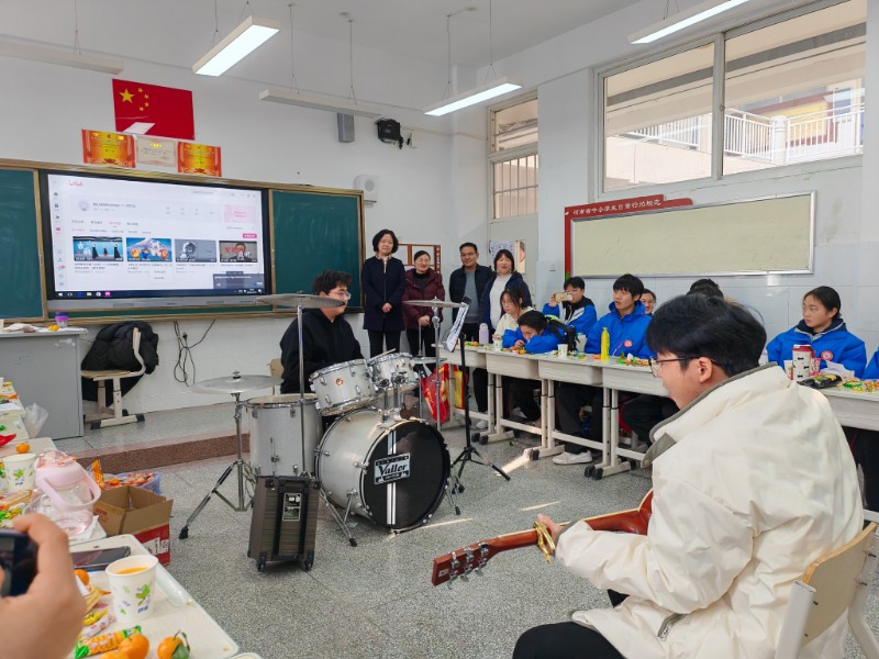 學(xué)校黨委書記馬越雁觀看學(xué)生表演.jpg