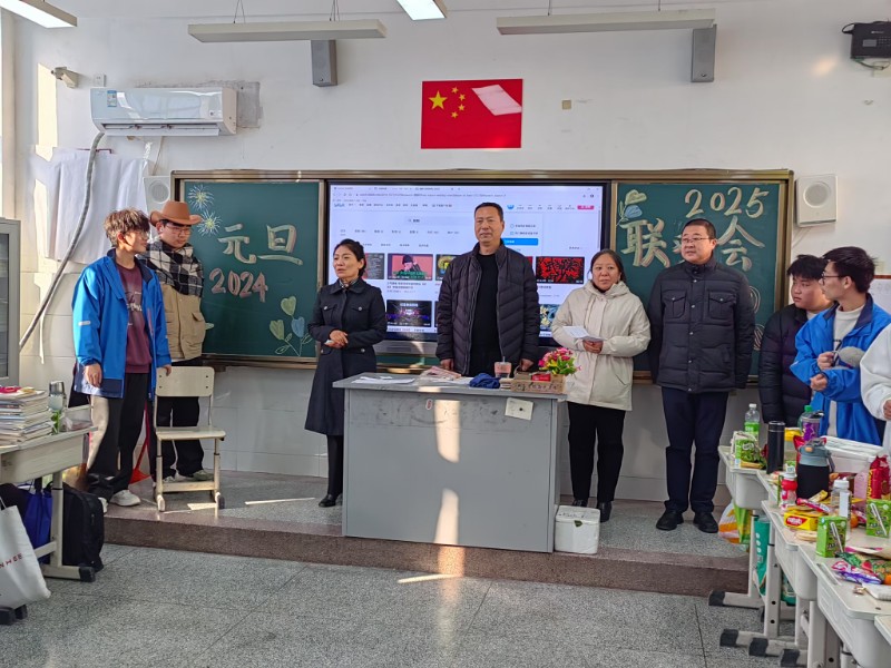 學(xué)校校長陳紅霞為學(xué)生送祝福.jpg