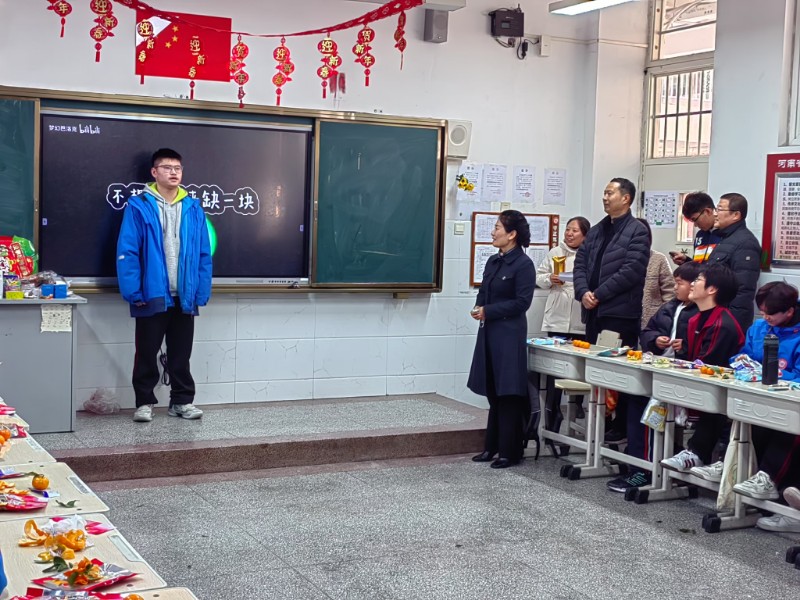 學(xué)校校長陳紅霞觀看學(xué)生表演.jpg