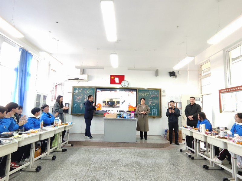 學(xué)校副校長羅艷芳為學(xué)生送祝福.jpg