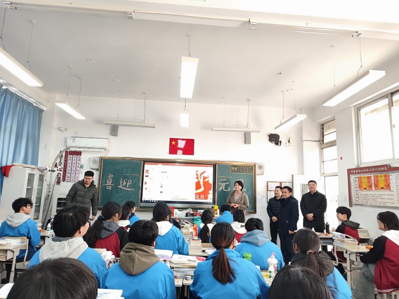學(xué)校副校長羅艷芳為畢業(yè)班學(xué)生送上期望.jpg