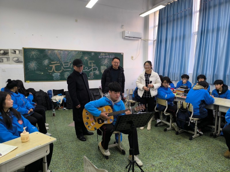 學(xué)校工會主席張震觀看學(xué)生表演.jpg